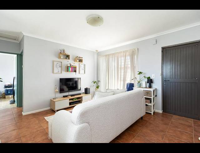 2 BEDROOM APARTMENT FOR SALE IN VREDEKLOOF EAST